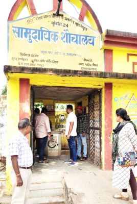 शौचालय में सफाई नहीं, संचालक को जारी होगी नोटिस