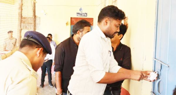 स्ट्रांग रूम सील, कड़ी सुरक्षा के लिए सुरक्षा बल तैनात