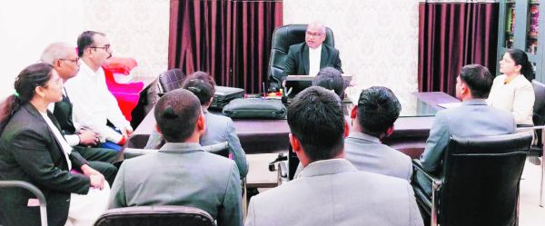 पैरालीगल वालिंटियर्स को कानूनों व योजनाओं की दी जानकारी