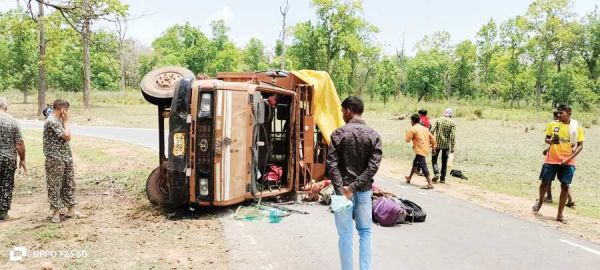 बेकाबू बाराती गाड़ी पलटी, जवानों ने की मदद
