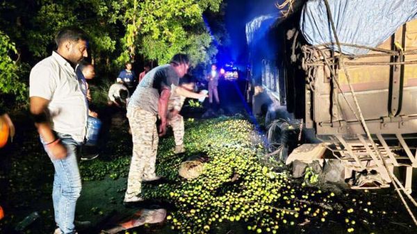 नींबू से भरे ट्रक में लगी आग