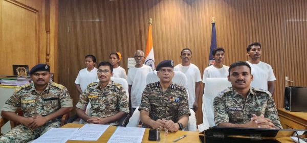 6 ईनामी नक्सलियों ने किया समर्पण