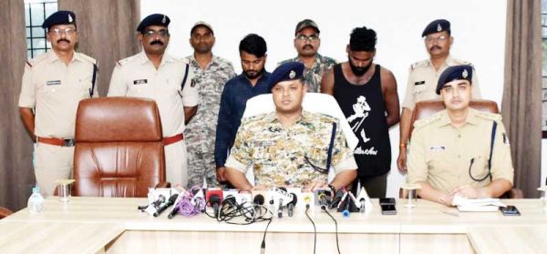 चोरी के पैसे से गोवा में पार्टी, दो बंदी