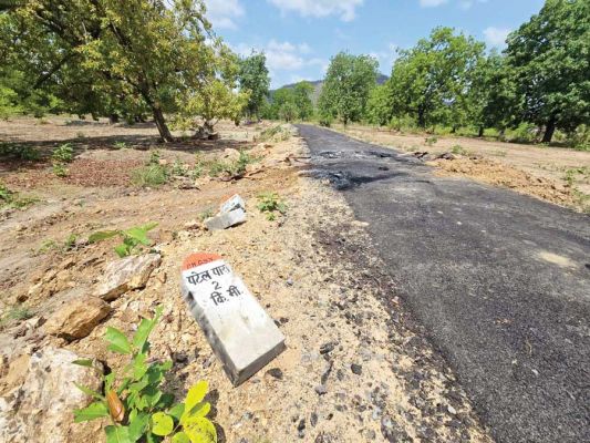  पिकअप में लगी आग नक्सलियों ने लगाई आग, मारपीट भी-ग्रामीण