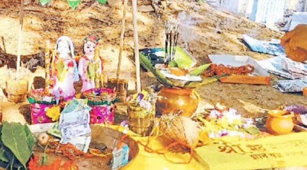 नए मटके से देवी-देवताओं पर चढ़ाया जल, पुतरा-पुतरी की कराई शादी