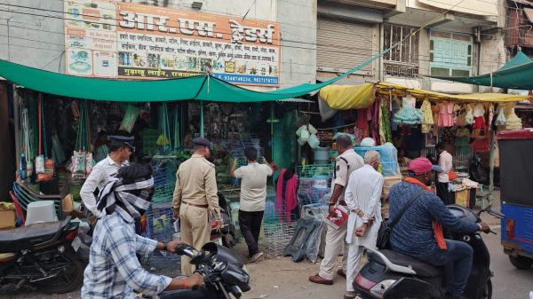 नो-पार्किंग में खड़े वाहनों पर कार्रवाई