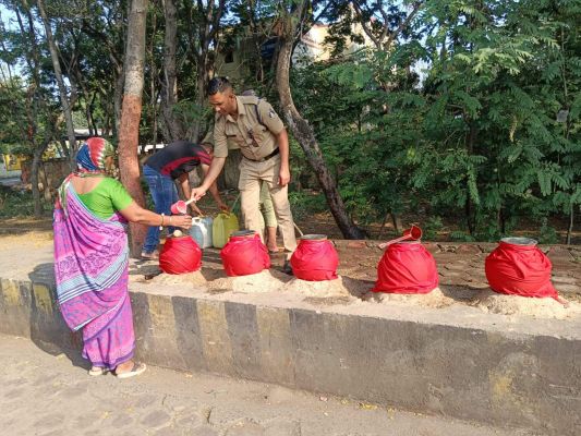 अब राहगीरों का गला तर करने में जुटी खाकी वर्दी गर्मी को देखते हुए राहगीरों के लिए लगाया प्याऊ