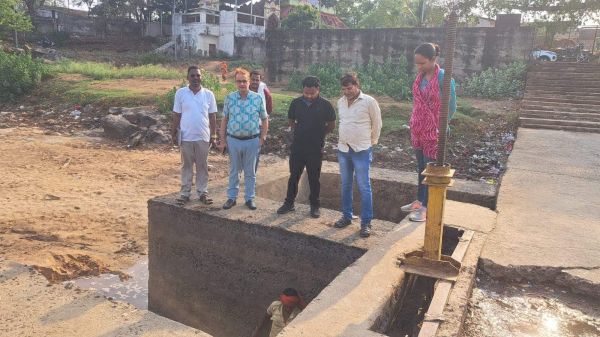 बरसात से पूर्व एनीकट के गेट मरम्मत करने के निर्देश