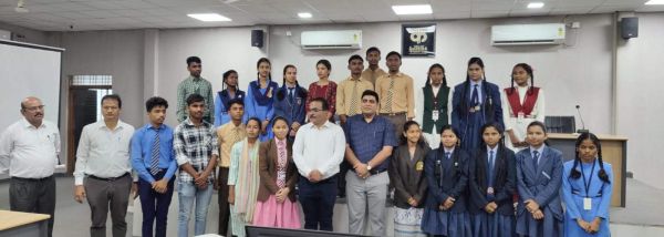 10वीं एवं 12वीं में उत्कृष्ट प्रदर्शन करने वाले  छात्र-छात्राओं का कलेक्टर ने किया सम्मान