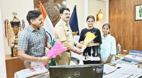10वीं-12वीं के होनहार बच्चों को एसपी ने किया सम्मानित