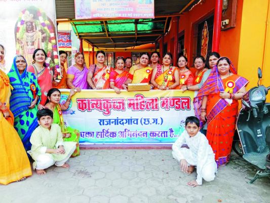 महिला मंडल ने बांटे शीतल पेय पदार्थ