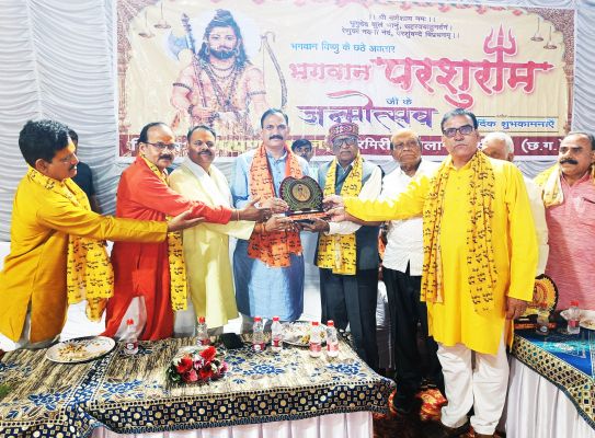 धूमधाम से मनाया भगवान परशुराम का जन्मोत्सव,  निकली भव्य शोभायात्रा, पुष्पवर्षा कर स्वागत