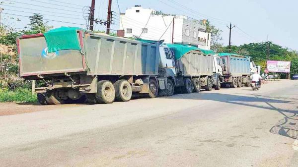 रात में महानदी का सीना चीर रहे माफिया