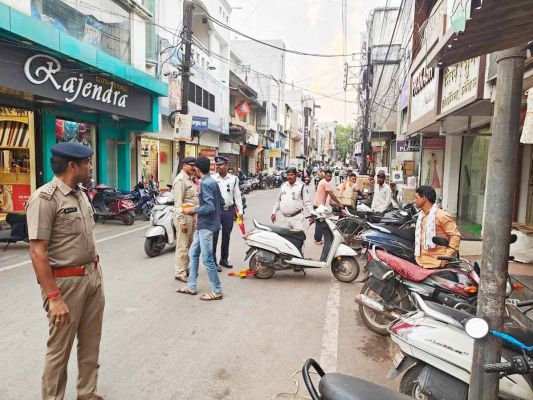 नो-पार्किंग पर खड़े 96 वाहनों पर जुर्माना