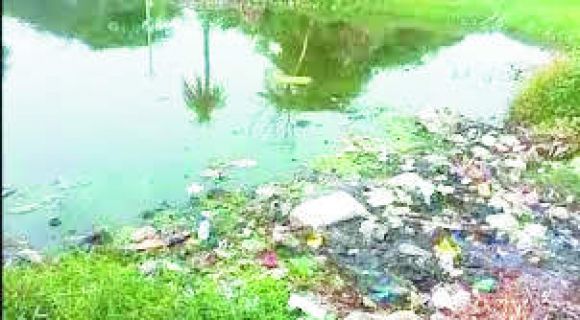तालाबों की सफाई में लापरवाही, फूटा पार्षदों का गुस्सा