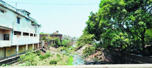 अवैध कब्जा व कचरे से पटता जा रहा बारहमासी नाला