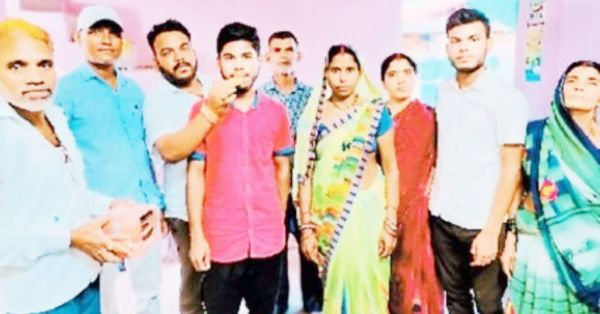 नवोदय में रहकर रोज 9 घंटे पढ़ाई की, मोबाइल नहीं था, हासिल किए 95 फीसदी अंक