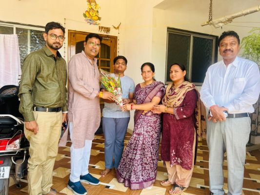 अक्षत सिन्हा मेरिट लिस्ट में विधायक-महापौर ने दी बधाई