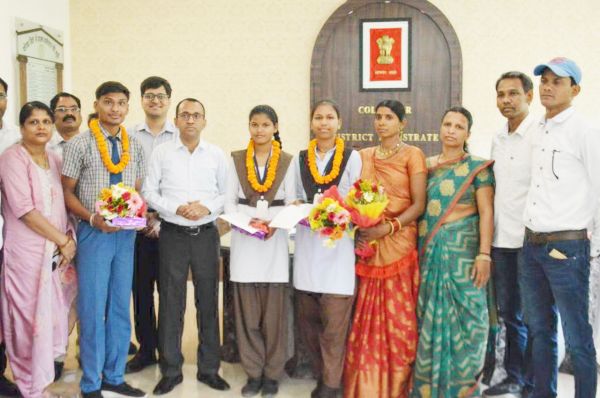 10वीं, 12वीं में मेरिट में आने वाले विद्यार्थियों का कलेक्टर ने किया सम्मान