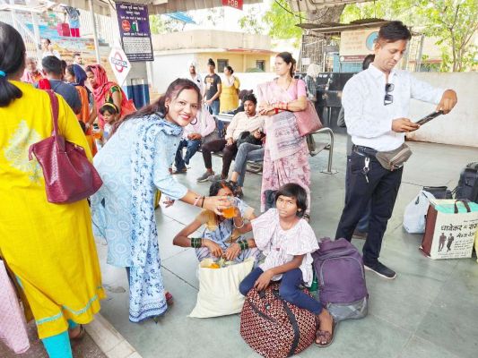 आरपीएफ की टीम ने किया शरबत वितरण