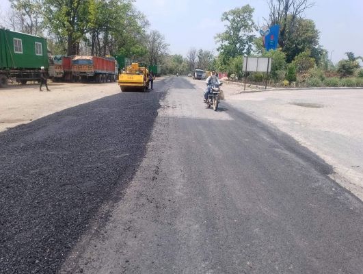 सडक़ मरम्मत कार्य के नाम पर हो रही खानापूर्ति, ग्रामीणों में आक्रोश