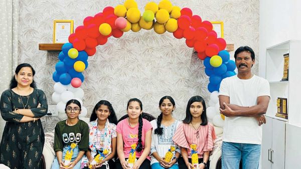 कलेक्टर ने अपने आवास पर टॉपर छात्राओं को कराया भोज