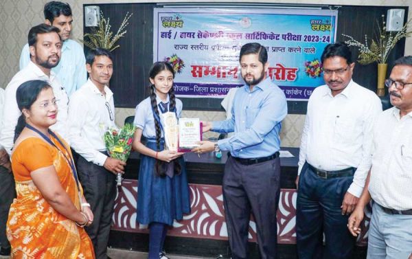 कलेक्टर ने स्मृति चिन्ह, मैडल तथा टैबलेट प्रदान कर विद्यार्थियों को सम्मानित किया