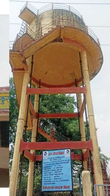 घरों में लगा नल लेकिन अब तक नहीं आया पानी