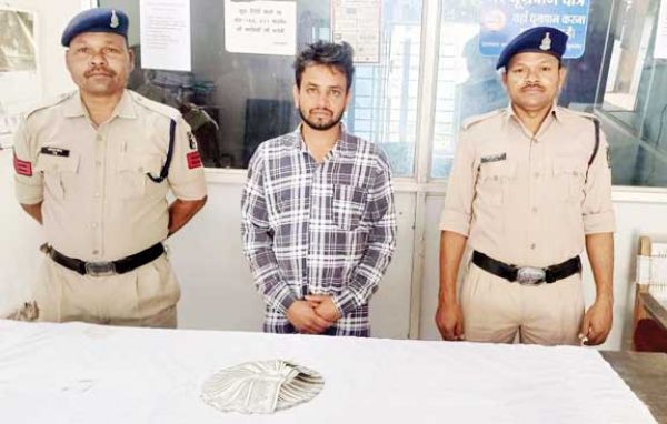 कंपनी के लाखों रुपये लेकर असिस्टेंट मैनेजर फरार, 10 लाख का खेला जुआ, ओडिशा से बंदी