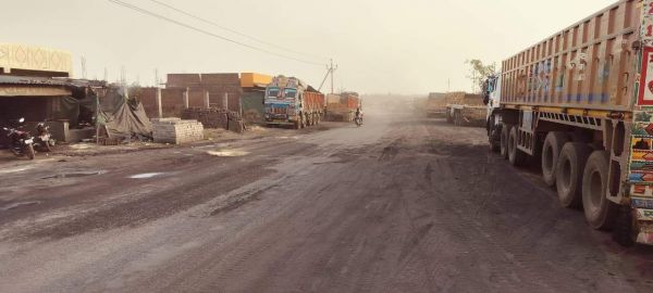 केरता में एसईसीएल प्रबंधन की लापरवाही का परवान चढ़ रहे राहगीर