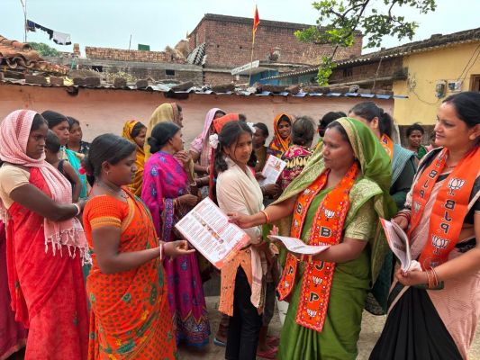 प्रतापपुर विधायक ने झारखंड में संभाला मोर्चा, कर रहीं चुनावी जनसंपर्क