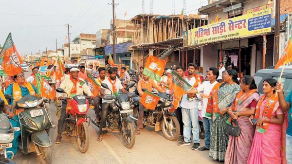 प्रचार करने जशपुर विधायक पहुंचीं रांची, बाइक रैली को झंडा दिखा किया रवाना