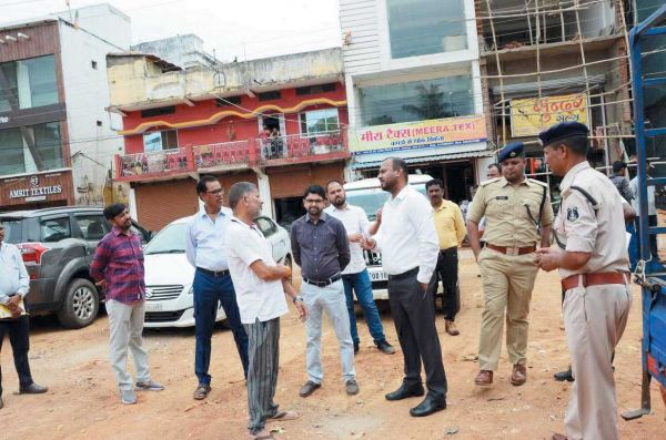 कलेक्टर ने वन वे को किया समाप्त, पार्किंग स्थल का निरीक्षण