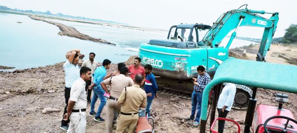हाइवा व चैन माउंटेन मशीन सहित अवैध रेत जब्त