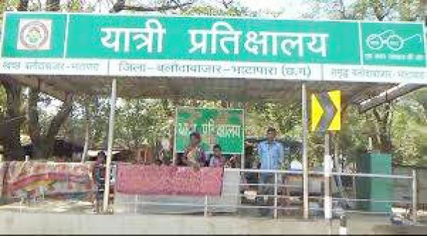 बस स्टॉप बदहाल, कहीं कुर्सियां टूटी, कहीं टाइल्स उखड़ी...