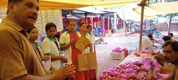 प्लास्टिक हटाएं पर्यावरण बचाएं, महिलाओं ने की अपील