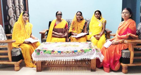 ज्ञान यज्ञ की ज्योति जलाने घर-घर जा रही गायत्री परिवार बहनें