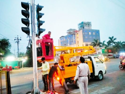 आरके नगर तिराहा में लगा ट्रैफिक सिग्नल
