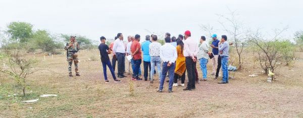 पत्थर खुदाई करते एक जेसीबी, दो डंपर जब्त