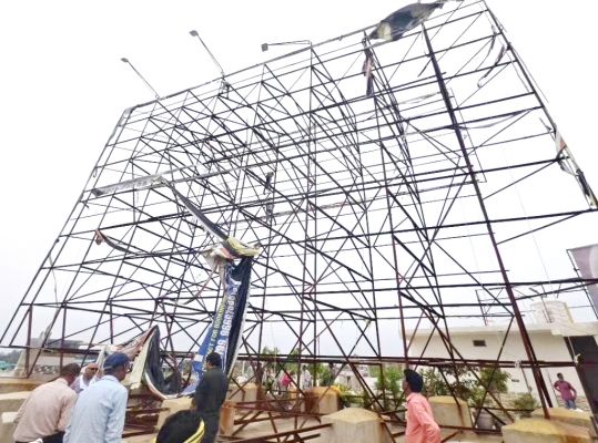 ओवरब्रिज के पास लगे 3 अवैध होर्डिंग हटाए गए, एजेंसी पर 20 हजार का जुर्माना 