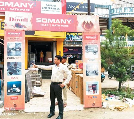 रास्ते में सामान को फैलाकर रखने वालों व्यवसायियों को एसपी की फटकार