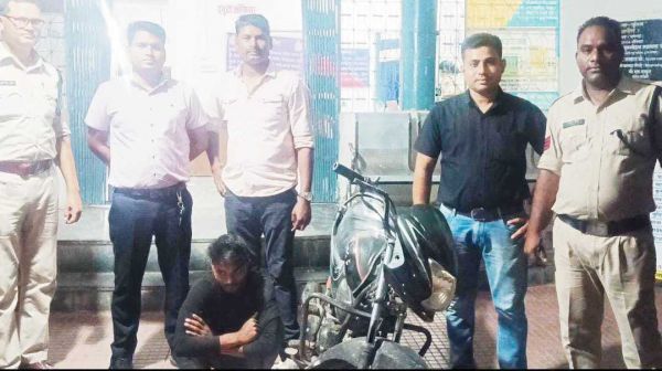 चोरी की बाइक संग आरोपी गिरफ्तार