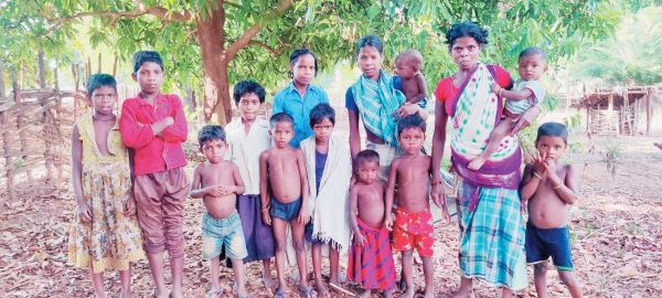 एक गांव ऐसा जहां शिक्षा से कोसों दूर हैं बच्चे, न स्कूल न आंगनबाड़ी