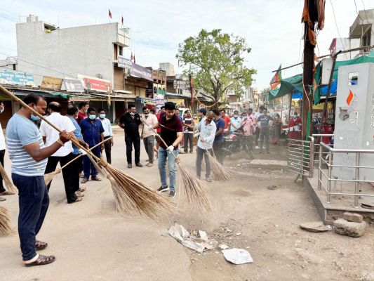 अफसरों, जनप्रतिनिधियों व लोगों ने मिलकर चलाया सफाई अभियान