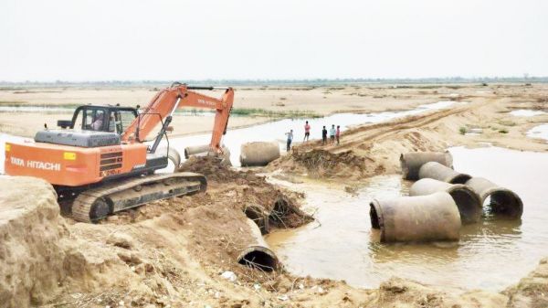 अवैध रेत खुदाई के लिए बनाए पुल को किया ध्वस्त