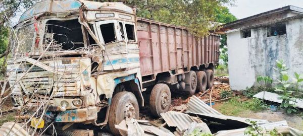 दुगली थाना के सामने बेकाबू ट्रक मकान में जा घुसा