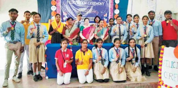 10वीं की स्टेट टॉपर सिमरन समेत मेधावी विद्यार्थियों का सम्मान