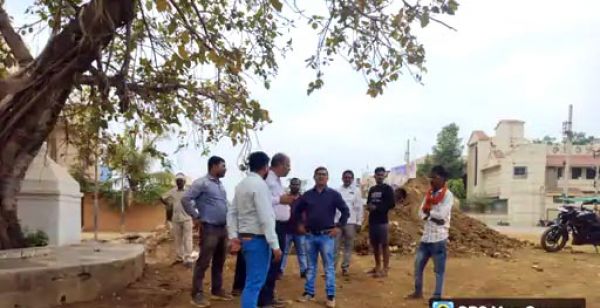 रेलवे ठेकेदार का निर्माण काम ऐसा कि सडक़-नाली ही बंद 