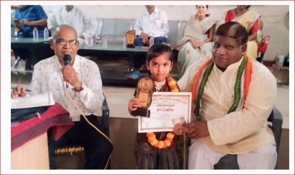 छह साल की रेणुका ने गीत गाकर लोगों को किया भावविभोर