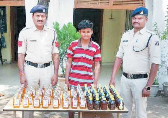 अवैध शराब बिक्री, नाबालिग समेत शराब कोचिया गिरफ्तार